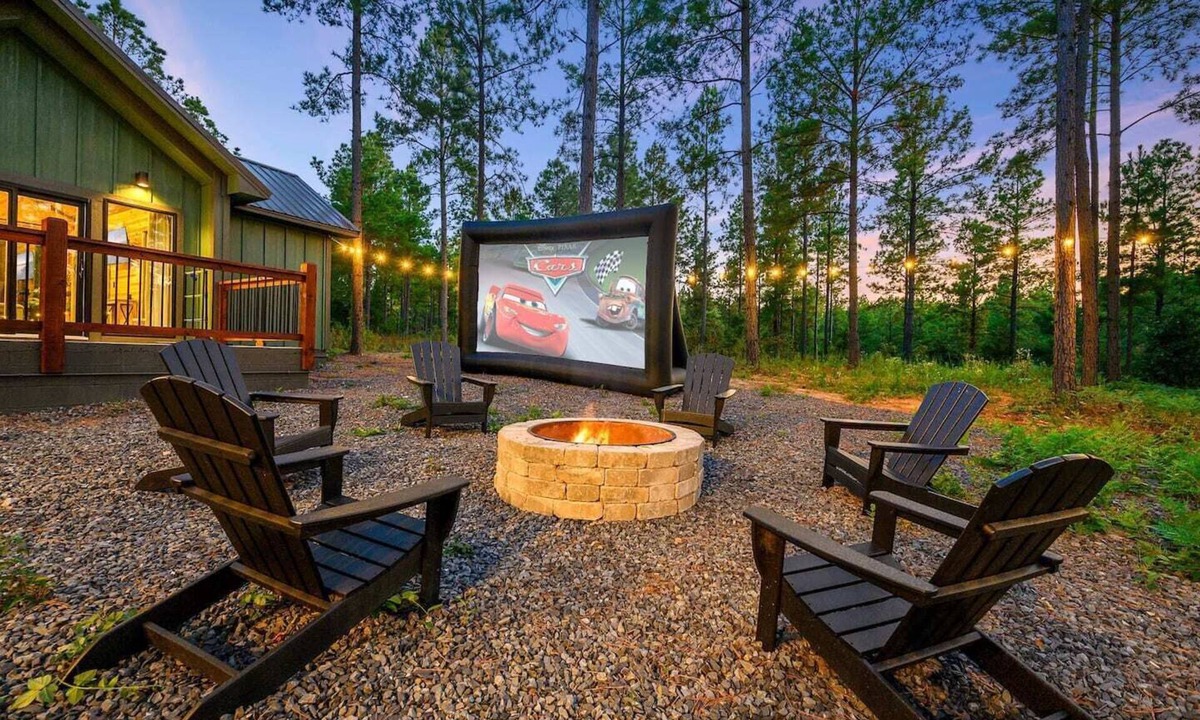 Pickens Cabin | NEW! Secluded-Hot Tub & Outdoor Movies-EV Charging