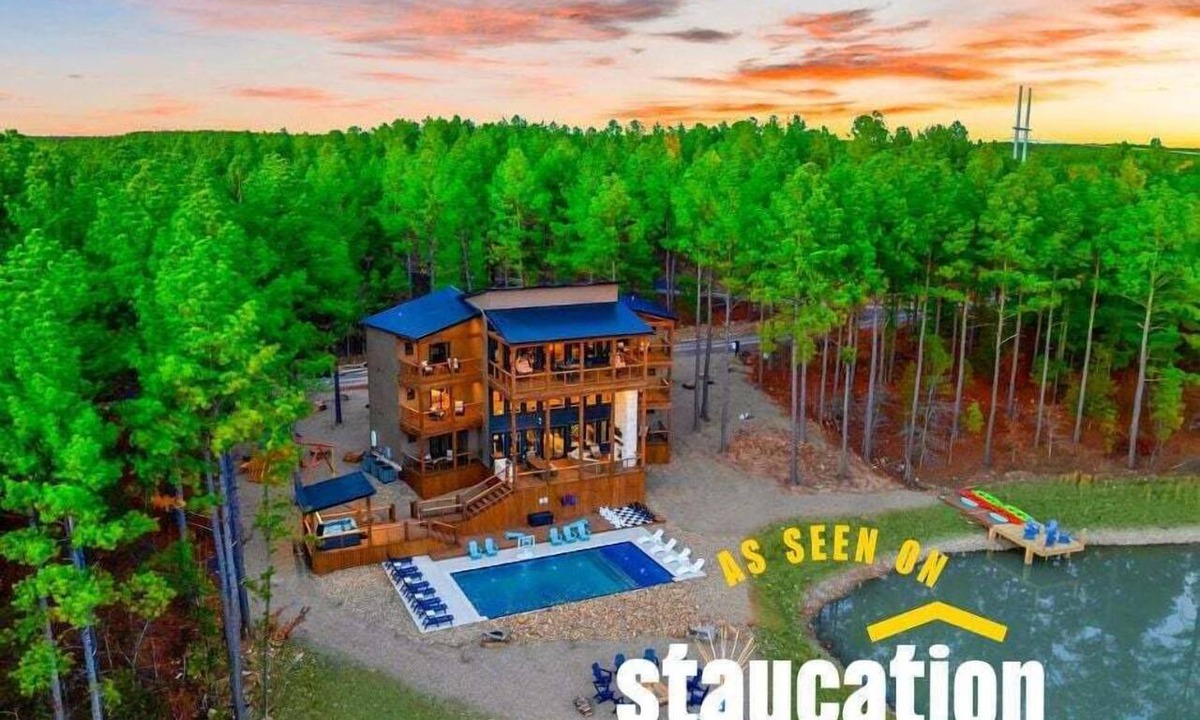 Pickens Cabin | New-Sleeps 30-Pool-Pond-Kayaks-Golf-Spa-BBall-Poker-Ping Pong-Skeeball-ATVs