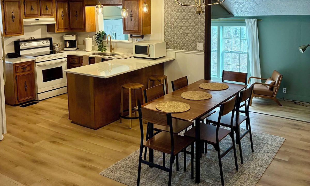 Grayridge House | Newly Renovated 3BR : Quartz Kitchen : Fast Fiber WiFi : Carport Parking