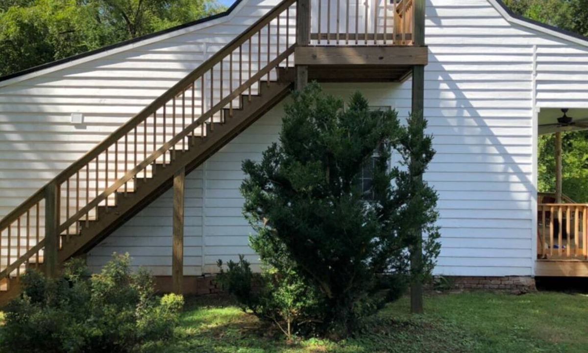 Alton Bed & Breakfast | Oak Grove B&B Treehouse Queen Bed 2 Porches-Pet Friendly