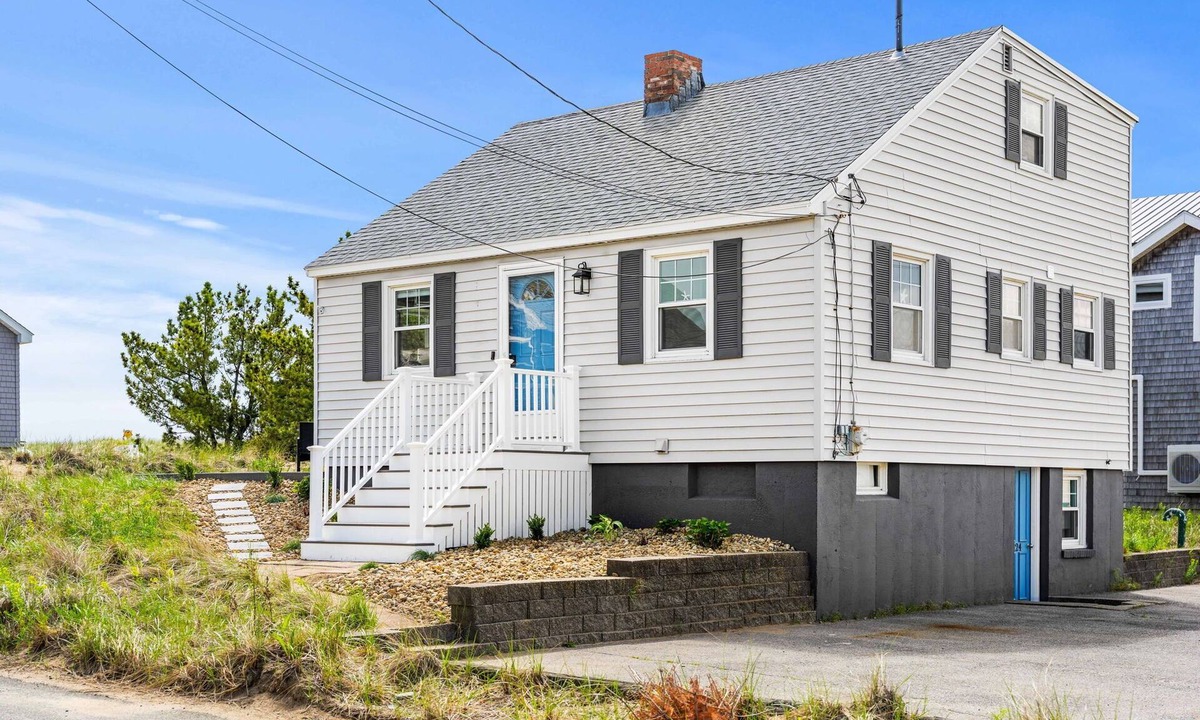 Newbury House | Ocean Views! 4+ bedrooms! Family Friendly! Plum Island!