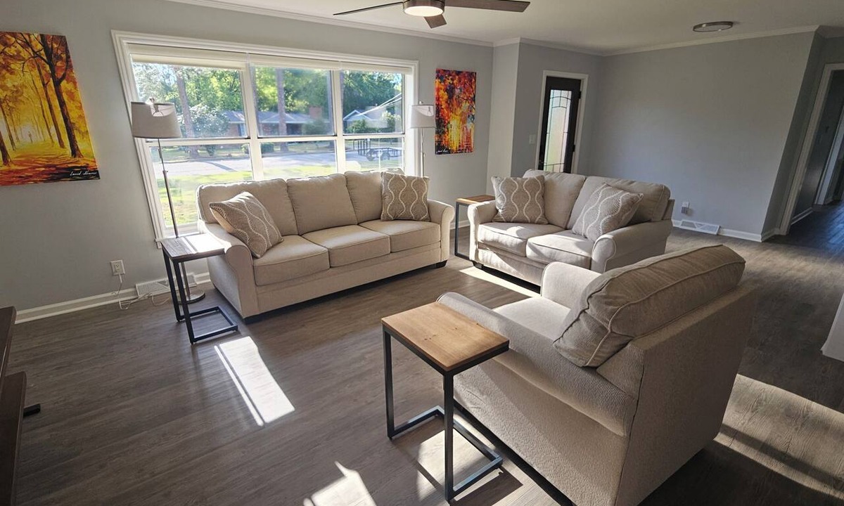 Dothan House | Open floor-plan - Large Covered Patio - Kitchen Island - 5 beds