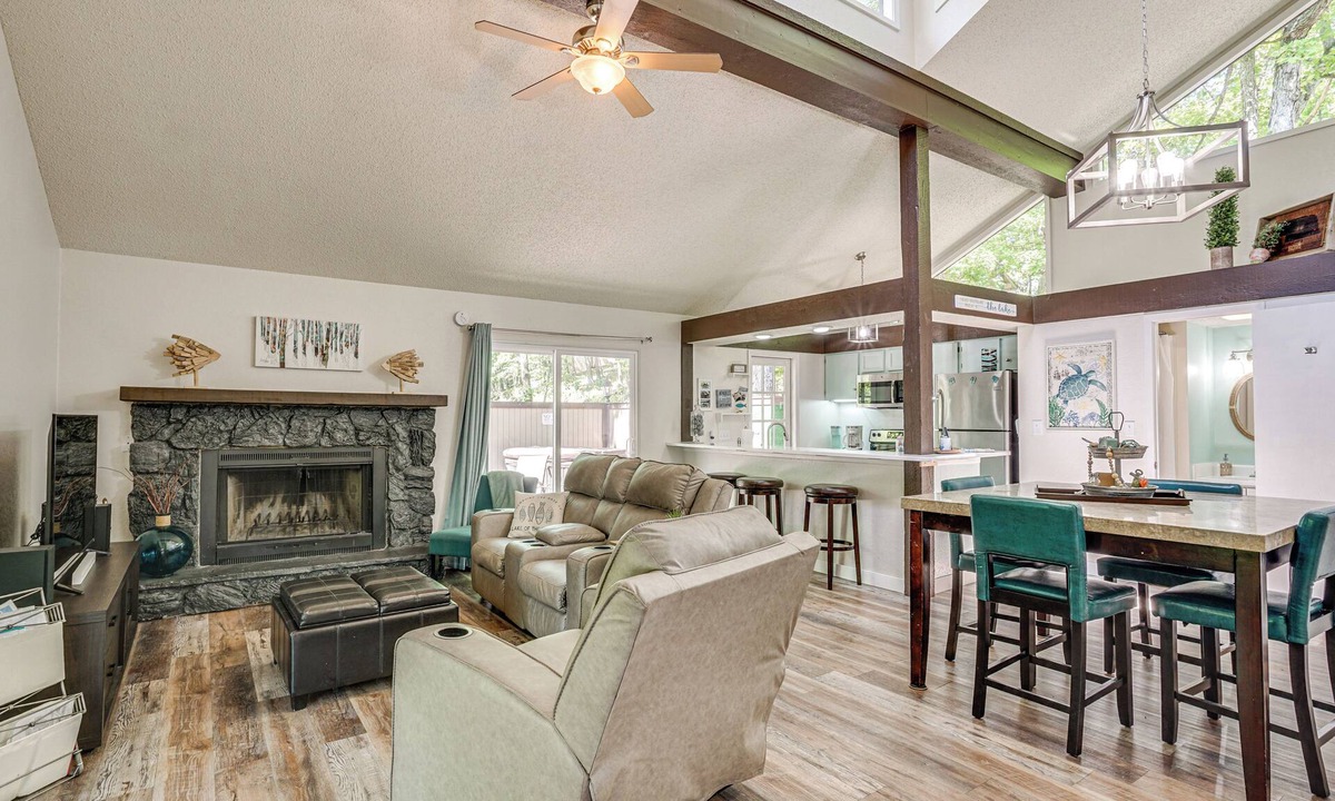 Osage Beach Cottage | Osage Beach Home w/Private Hot Tub: Near Lake!