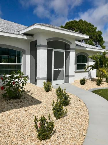 White Marsh Villa | Paradise Home, Tranquil canal view 3-BDR in Golfers paradise