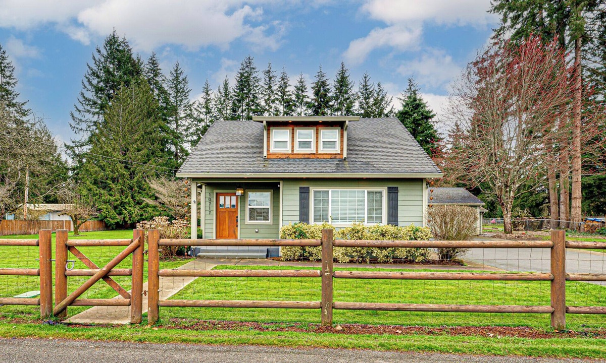 Meadow Glade House | Park like setting and fenced, 3 bed 2.5 bath updated 1920 farmhouse-Covered Deck