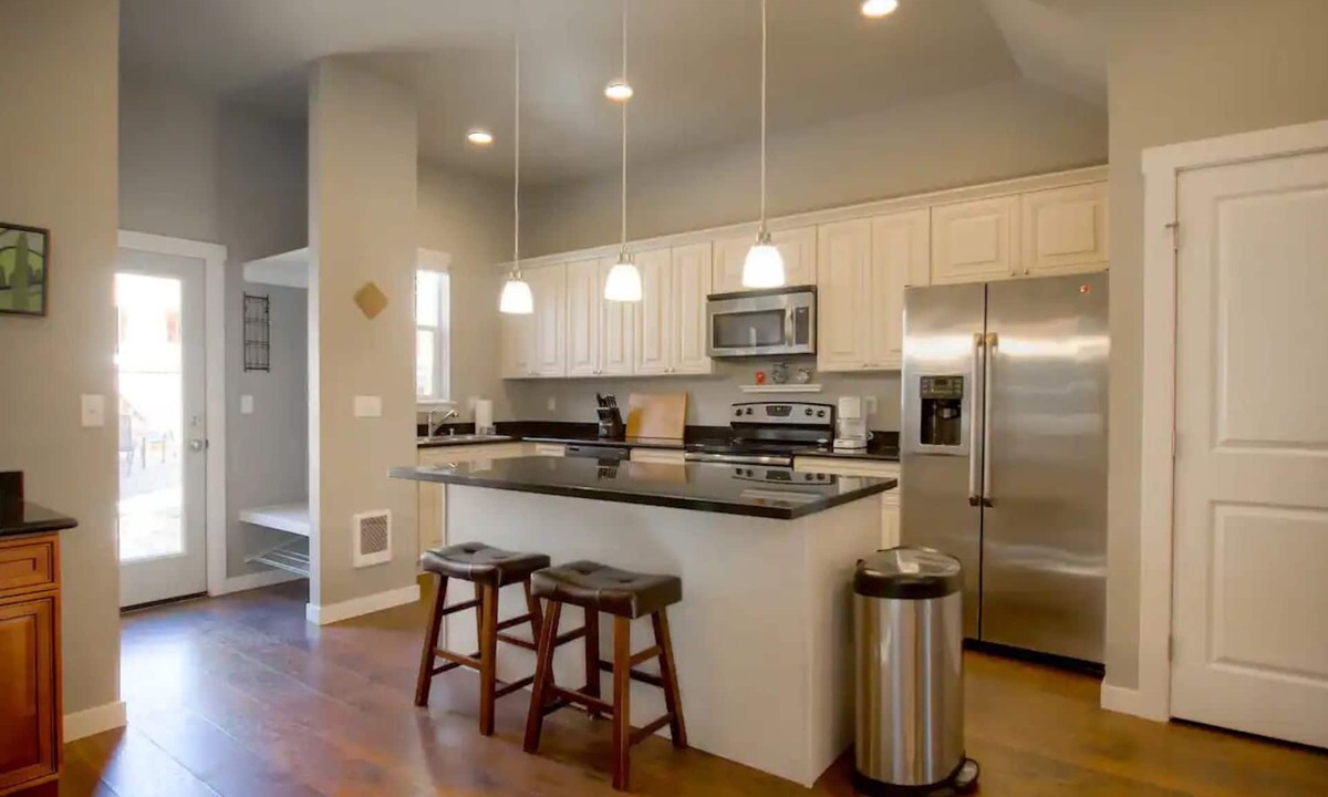 Central Tacoma House | Pet friendly Centrally Located Tacoma 3-bdrm home