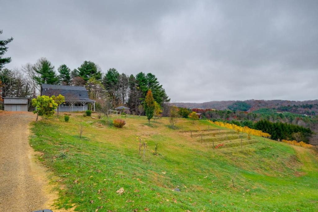 Pilot Apartment | Pet-Friendly Pilot Studio w/Vineyard Views!