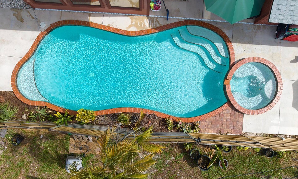 Pinecraft Villa | Pet Friendly Tropical Villa, Heated Salt Pool