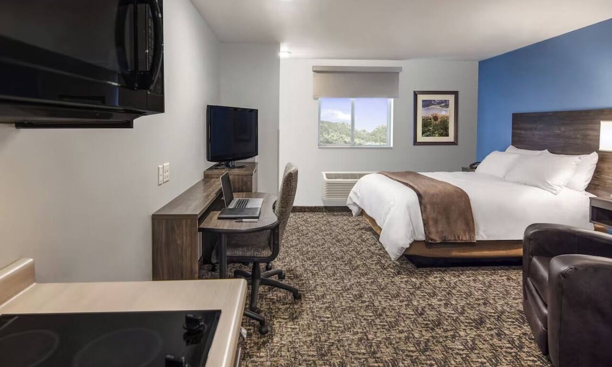Garner Hotel | Pet Lover's Haven with Full Kitchen! Near White Deer Park Nature Center!