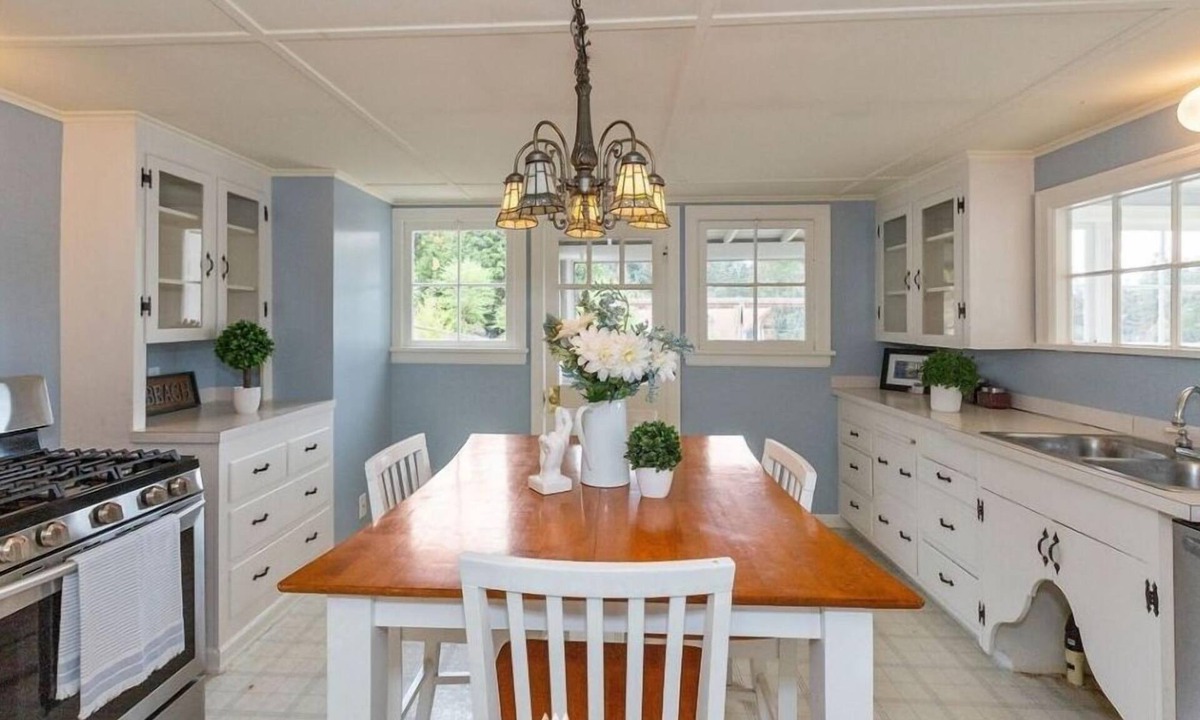 West Hills Cottage | Phinney Bay Waterfront!