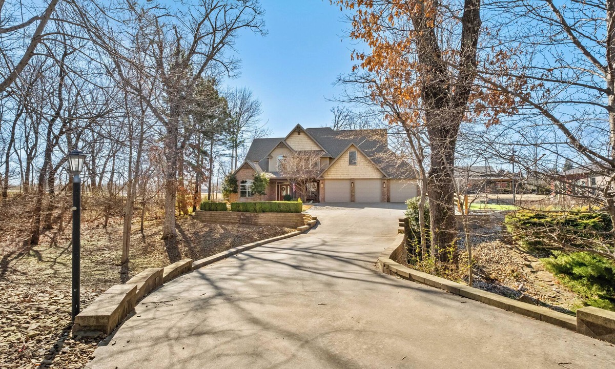 Bentonville House | Plentywood Escape: Home Theatre, Fire Pit, & 10 Min To DTBville