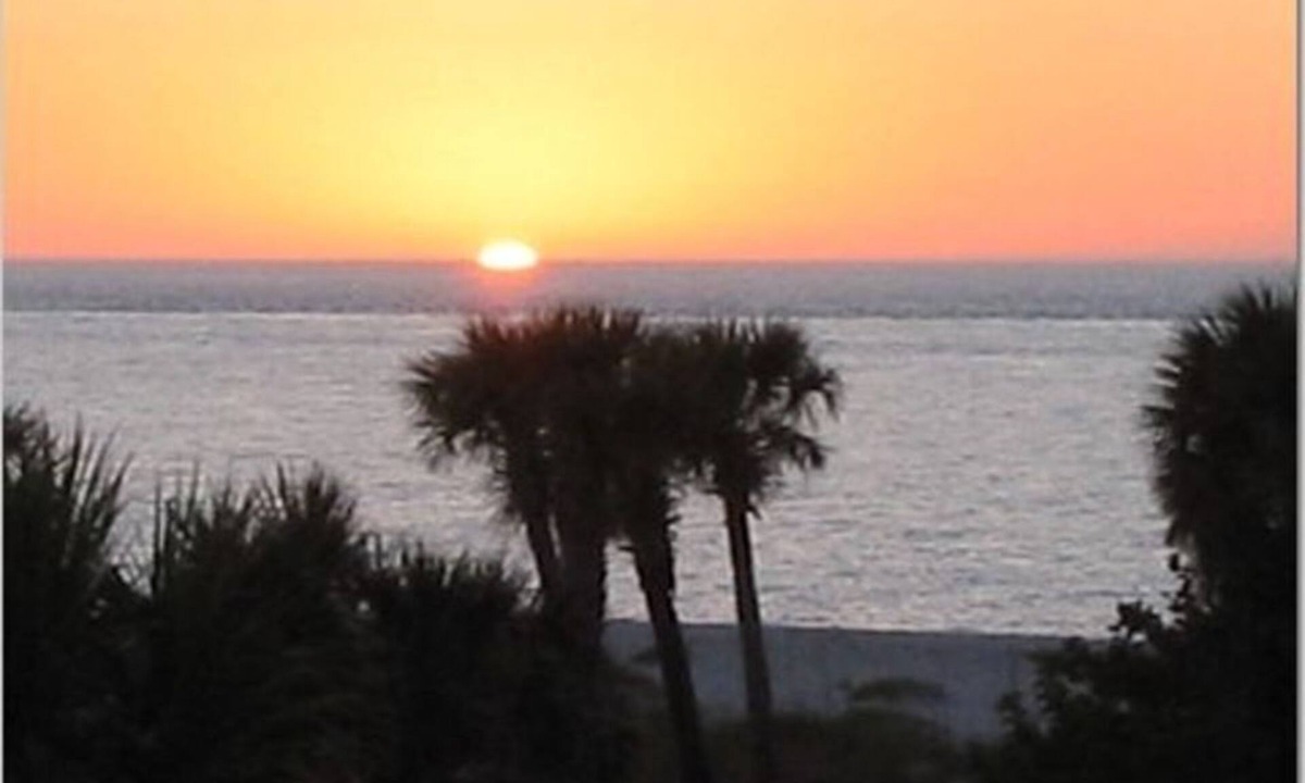 Jose's Hideaway House | Pool Home, Steps from the Beach and Spectacular Sunsets plus StarLink Internet