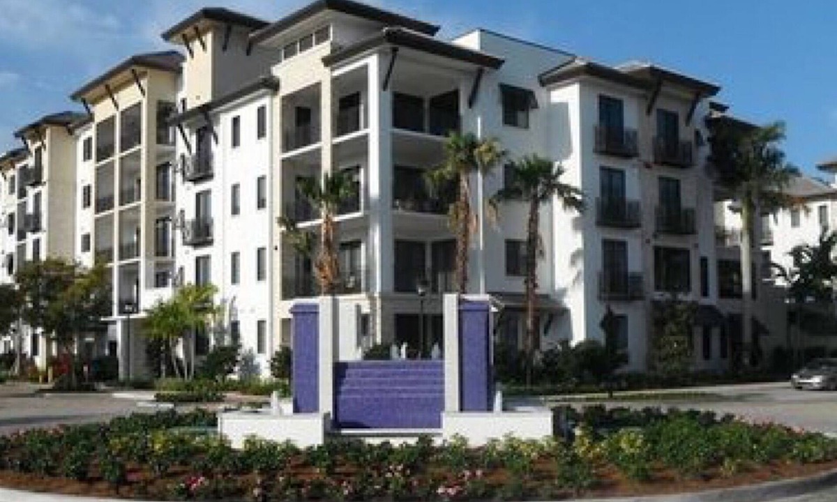 Redevelopment Area Condo | Pristine 2-bed condo +den w/daybed, a block to 5th Ave. Olde Naples. Naples Sq.