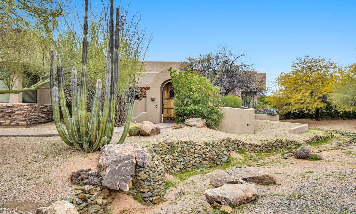 Cave Creek House | Private getaway,sleeps 21,pool, 2 jacuzzis, Teppanyaki grill,BBQ,covered patio+