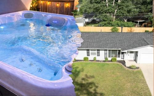Royal Manor House | Private Ranch- Entire Home - Hot Tub - Pets & Kids Welcome - King Bed - Fenced Backyard - Free WiFi