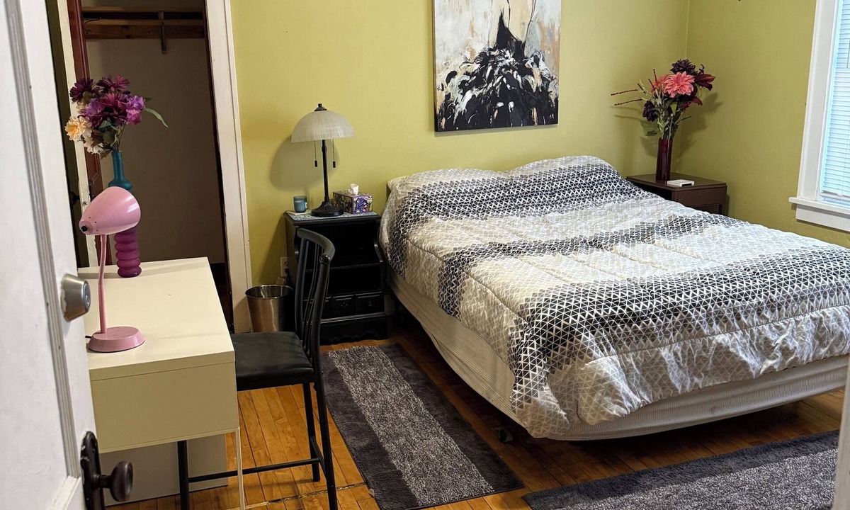 Summit - University Apartment | Quaint 2-bdrm, 1 bath apartment near Grand Avenue. Close to bus and light-rail.