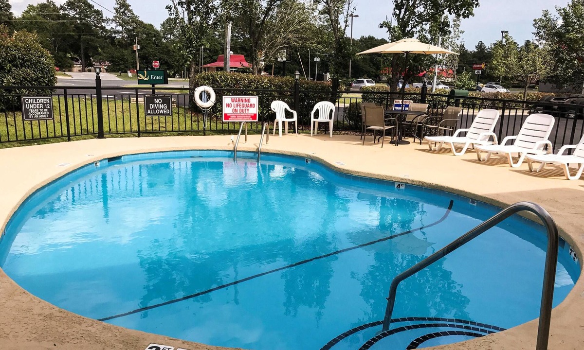 Raeford Hotel | Quality Inn Raeford