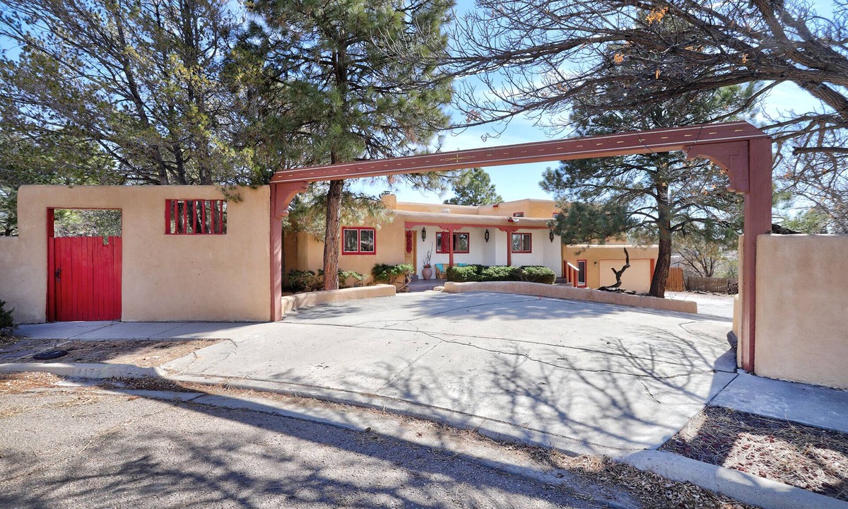 Santa Fe House | Quiet And Convenient ~ Minutes To Historic Plaza ~ 3 Fireplaces!
