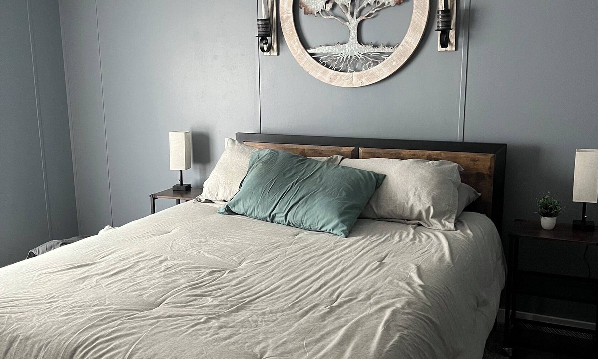 Heath House | Quite, private 4 bed room 2 full bath home located in Newark oh. Sleeps 12.