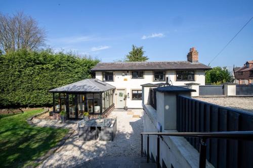 Aughton House | Rainbow Cottage Spacious Detached Home, Hot Tub, Sleeps 7