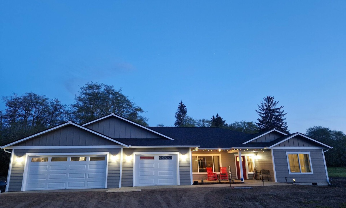 Forks House | Rainforest Getaway - Hot tub, bar, game room, creek in Forks.relax in style!