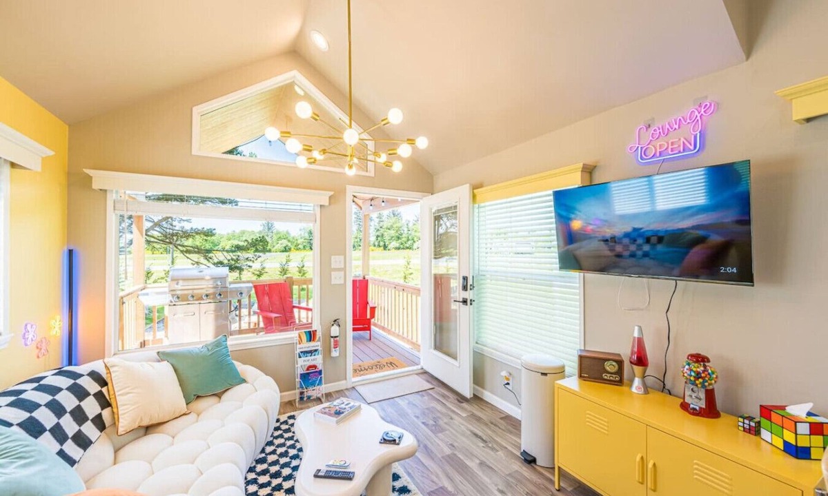 Forks House | Rainforest Tiny Home Retreat: Retro