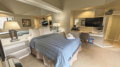 Century West House | River Ridge 423B