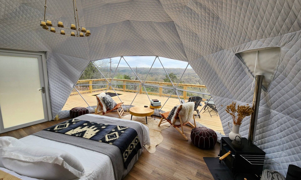 Cotter Cabin | RIVER VIEW Cliff Dome Glamping @ White River, minutes to fishing, hikes!