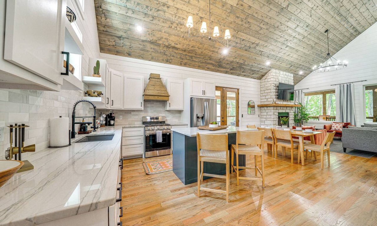 Broken Bow Cottage | Riverfront Broken Bow Cabin w/Private Hot Tub!