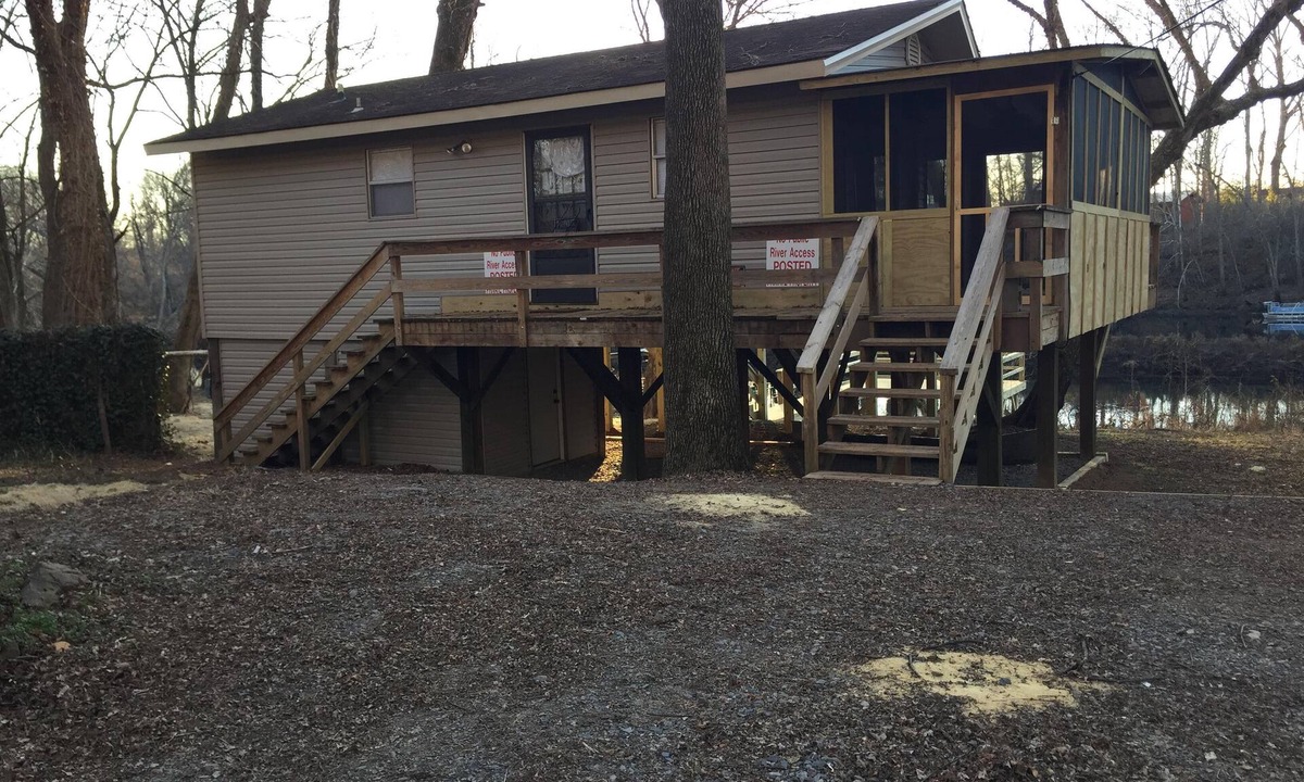 Wilburn Cabin | Riverfront Cabin on Exclusive Jon's Pocket!