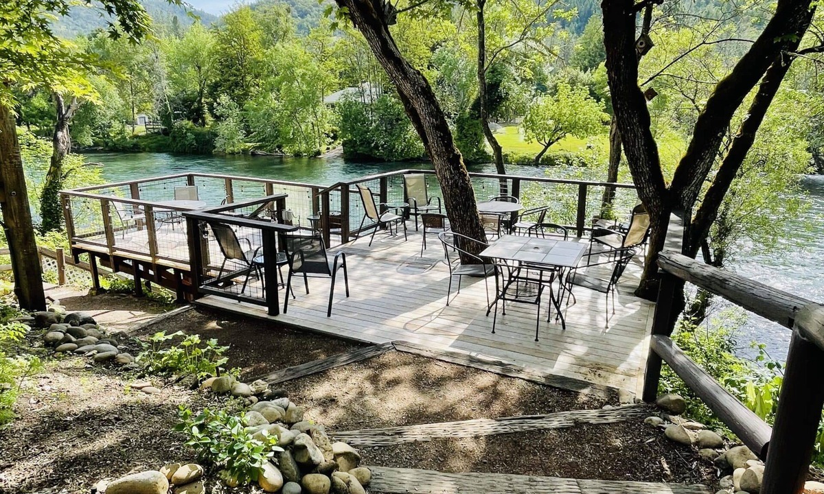 Shady Cove Hotel | Riverfront Lodging
