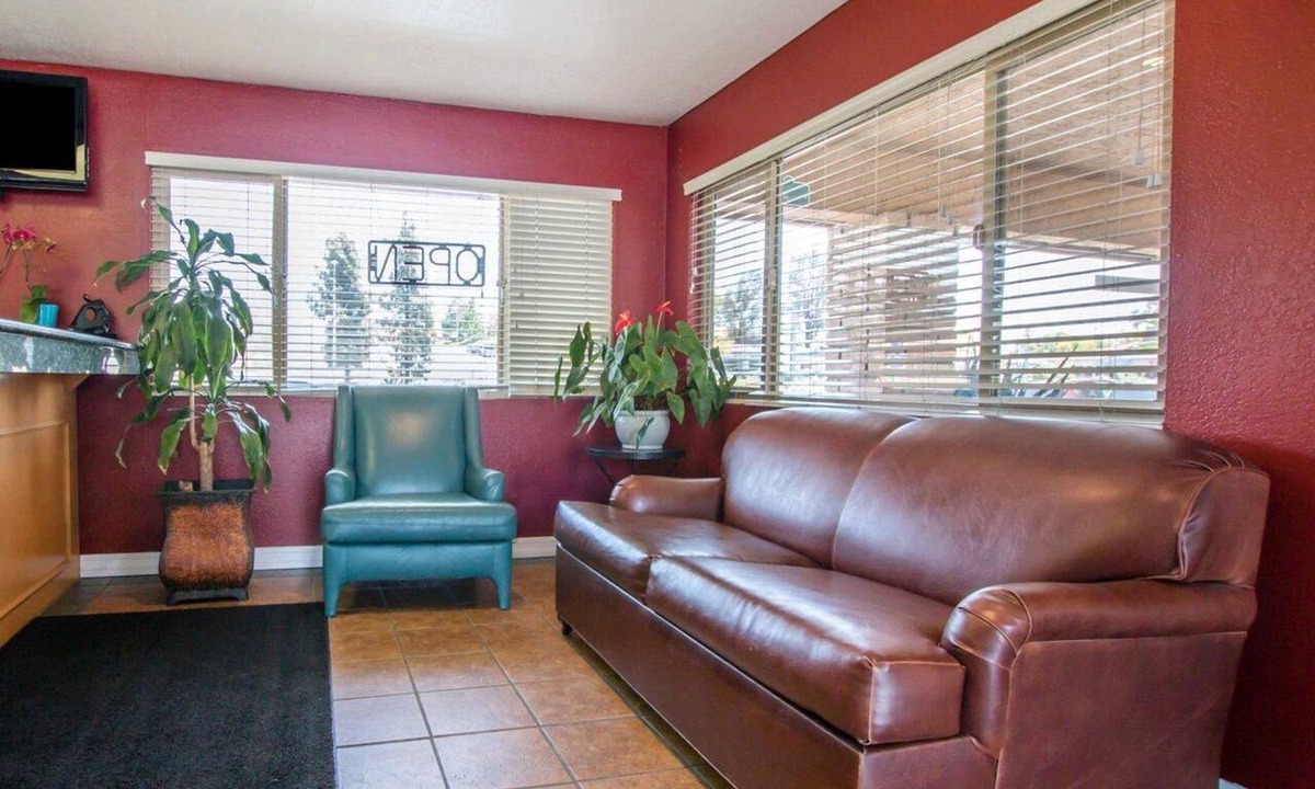 Fallbrook Hotel | Rodeway Inn Fallbrook Downtown