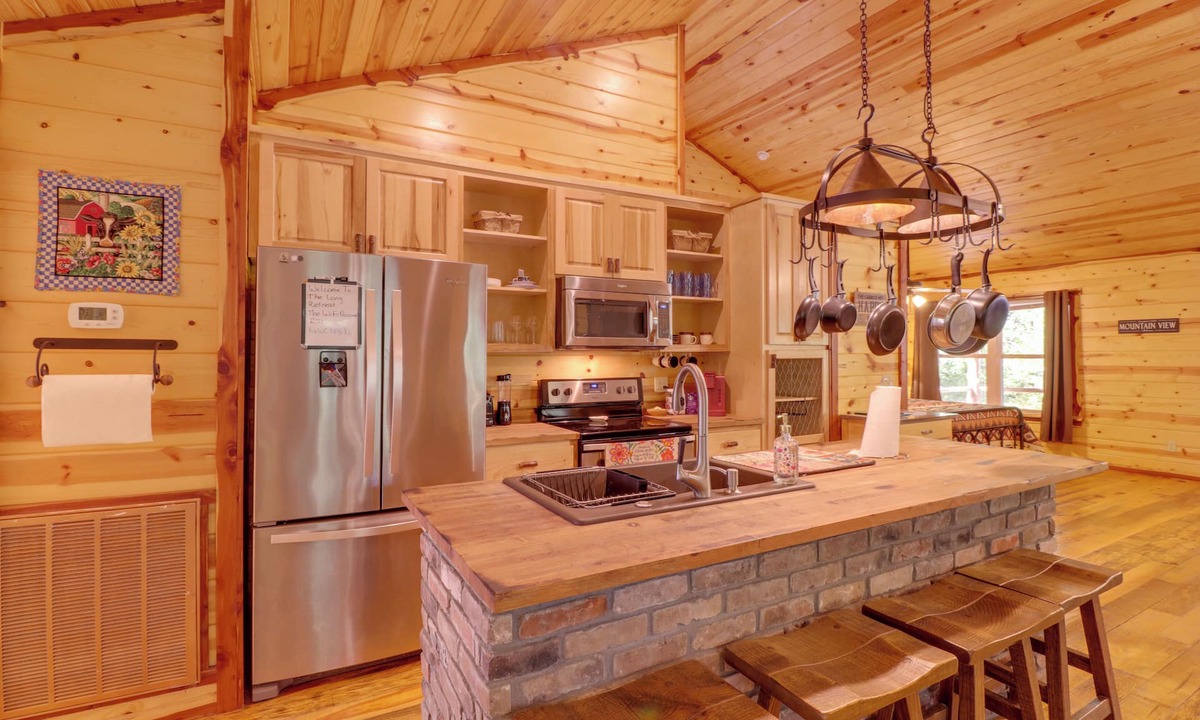 Mountain View Cottage | Romantic Mountain View Cabin Rental Near Downtown!