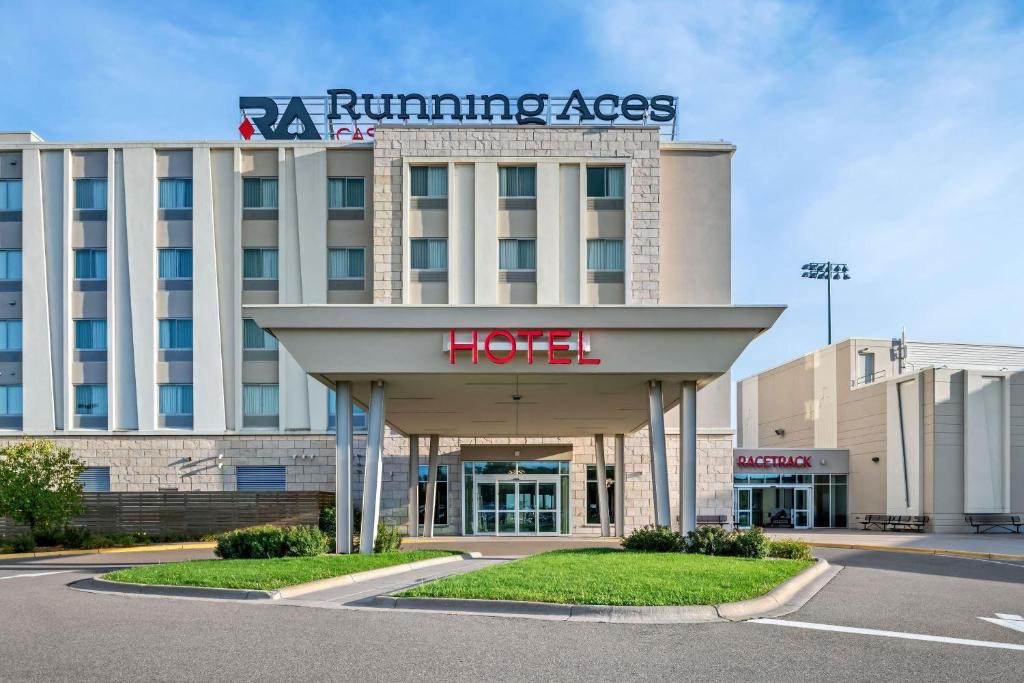 Columbus Hotel | Running Aces Hotel & Casino, Trademark Collection by Wyndham
