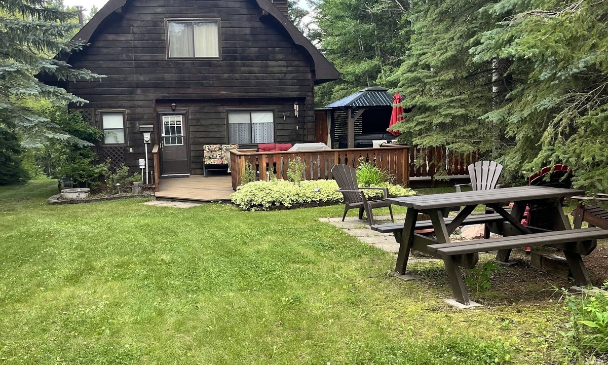 Mulhurst Cottage | Rustic Cabin at Wizard Lake with Hot Tub