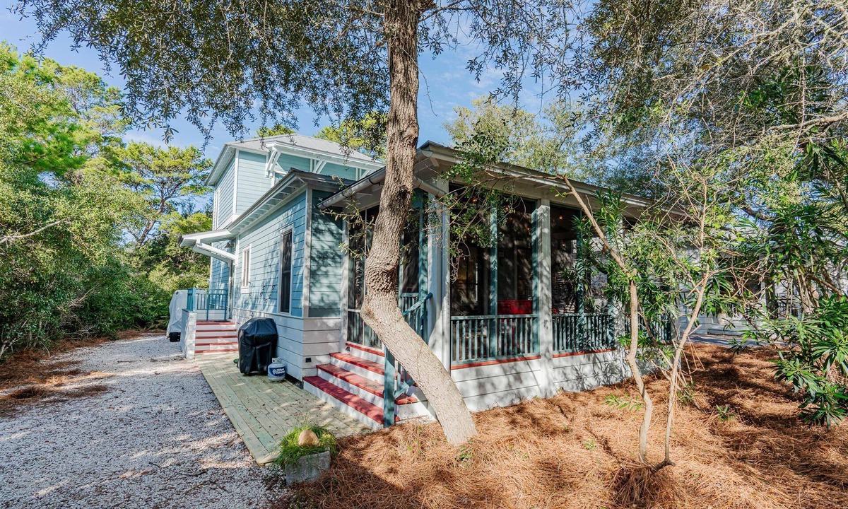 Seacrest House | Seacrest| "Fetch the Waves" | 3BR | Sleeps 9 |Pet Friendly |Private| Bikes