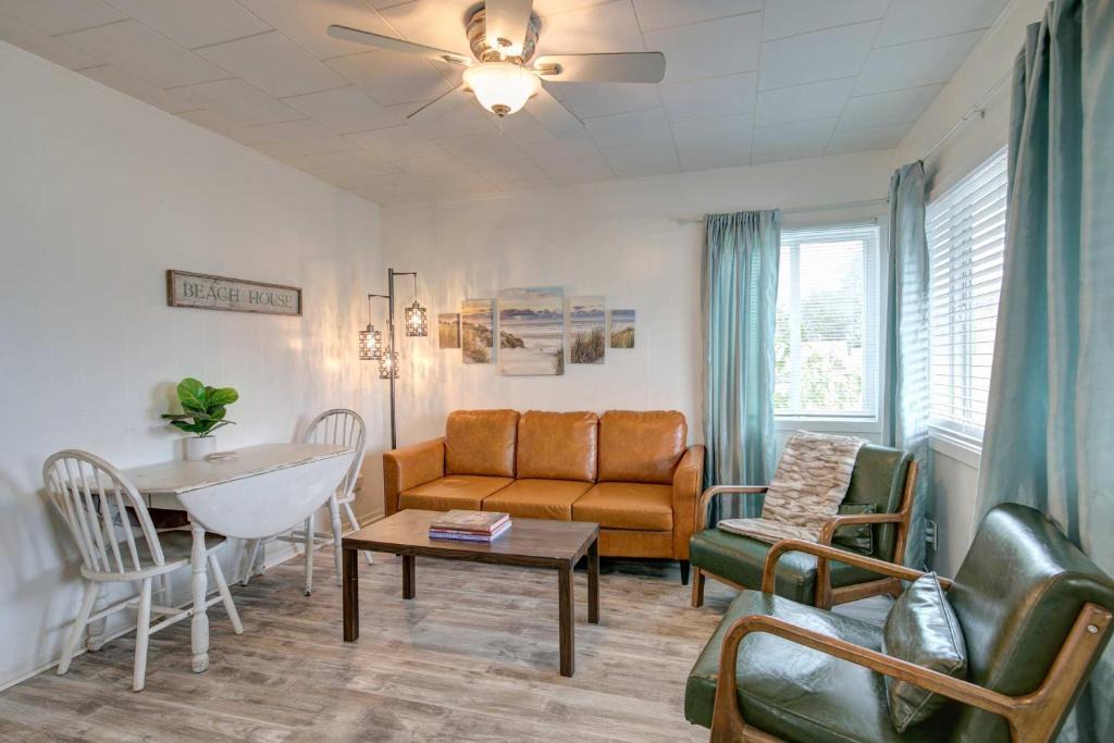Grayland House | Shell Collector Cottage 2-Bed by the Sea w fireplace