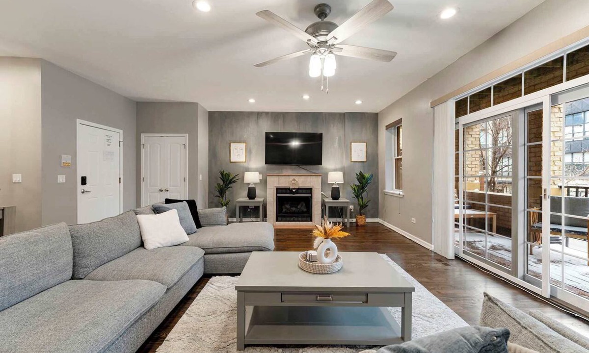 Near South Side Apartment | South Loop 3BD 2BA Condo with Balcony and Parking