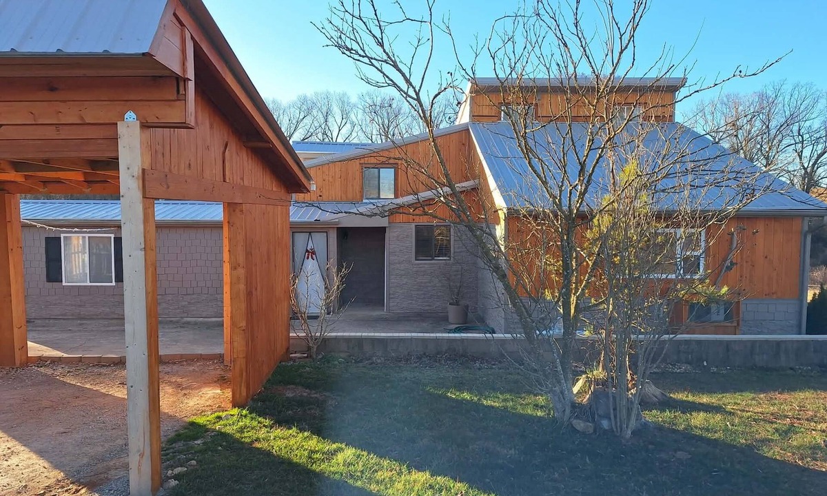 Harrison House | Spacious 3-bedroom Harrison Lodge with AC and scenic Hottub