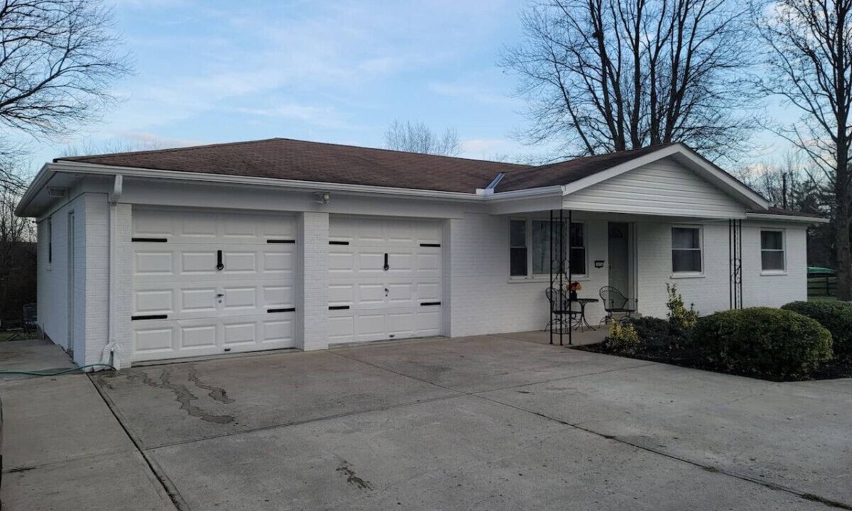 Otterbien Home House | Spacious 3BR Ranch w/Hot Tub & Yard Near Kings Island