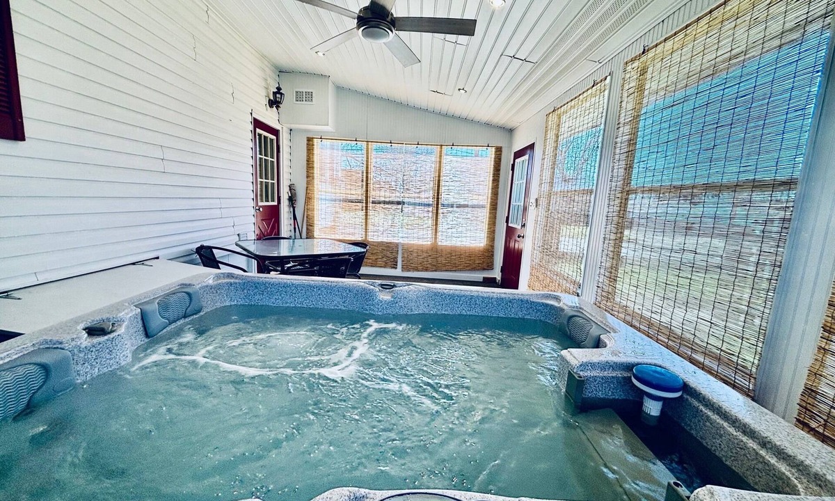 Wilmington House | Spacious 4-bedroom Home in central Wilmington - Hot Tub - Pet Friendly - Clean