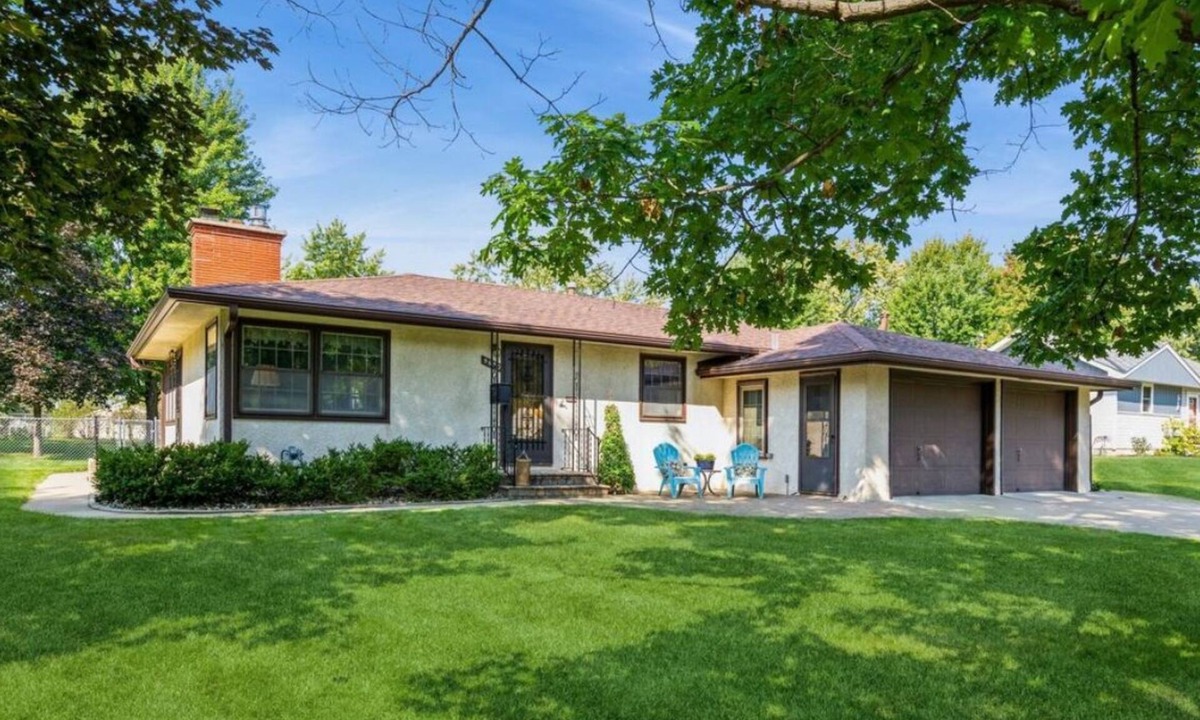 East Bloomington House | Spacious 5-bedroom house in pleasant Bloomington MN with AC