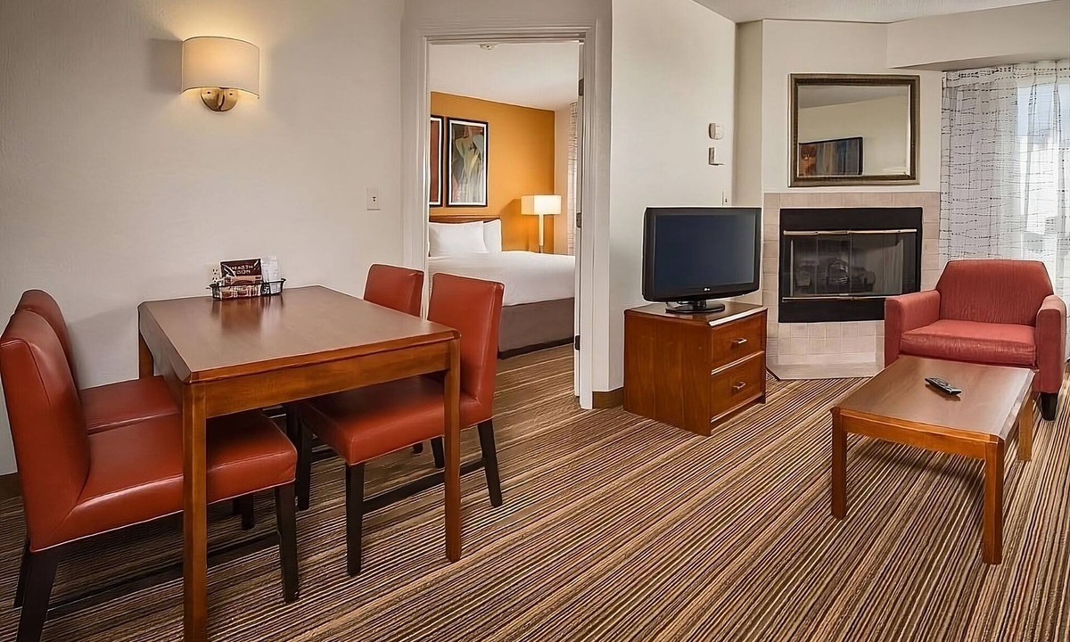 Charleston Hotel | Spacious Accommodation in Charleston! W/Private Kitchenette! Pets are Welcome!