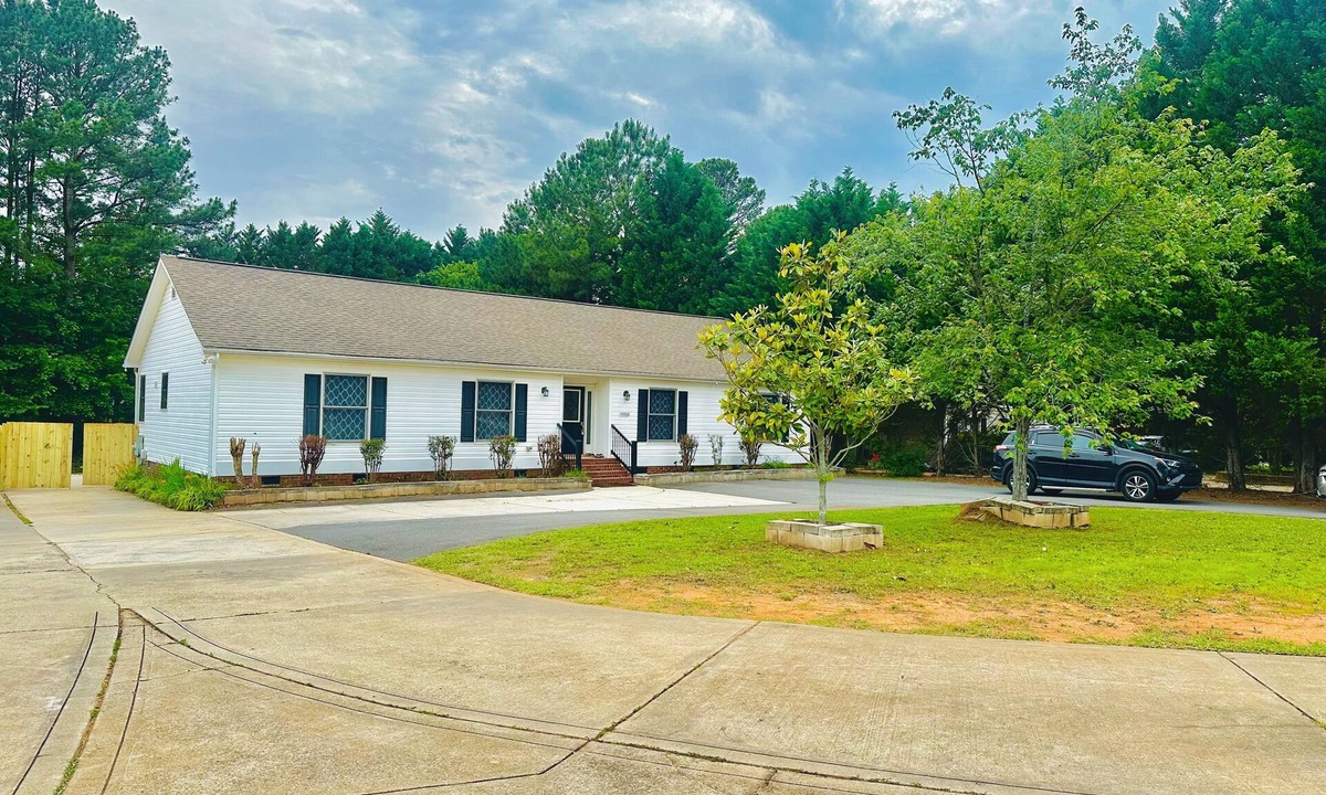 Ballantyne East House | Spacious and Comfortable House