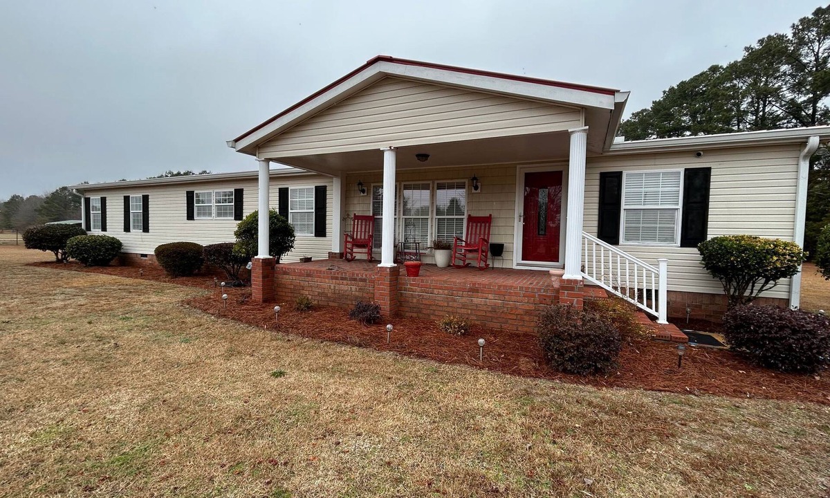 Lydia House | Spacious Cozy 4 BR Home w/Wi-Fi & Free Parking