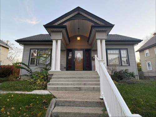 Columbus House | Spacious, Family Friendly 4BR, 5Qn Beds with Garage in Columbus
