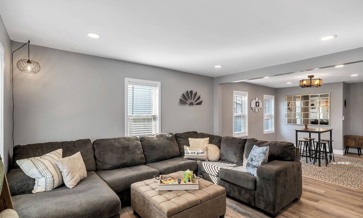Kings Mills House | Spacious Home for 16 by Kings Island, Tennis, Spooky Nook