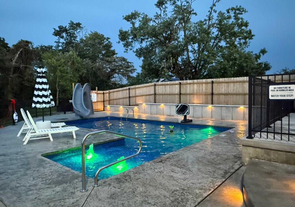 Williamstown House | Spacious Home Near Ark, Perfect for 12 Guests