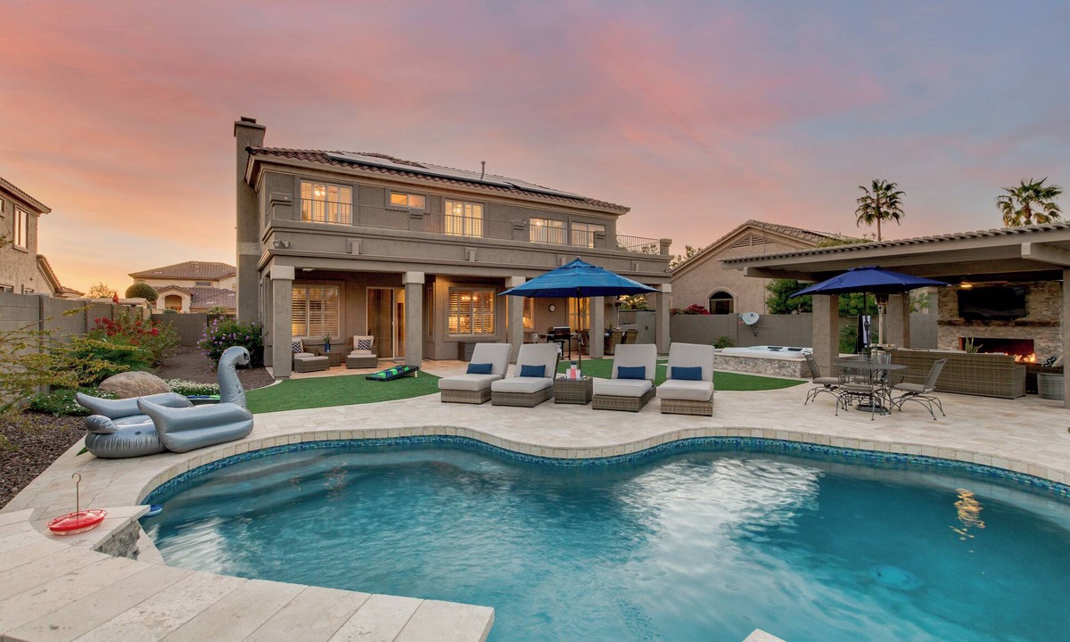 Arrowhead Ranch House | Spacious N. Glendale Retreat/5BR/Htd Pool & Hot Tub/Greenbelt Views/Central Loc