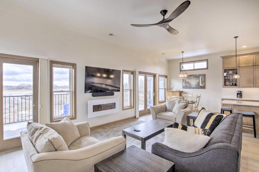 Pipe House | Spacious Recently Built Home < 1 Mi to Lake!